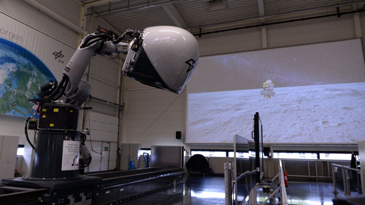 رواد فضاء وكالة الفضاء الأوروبية يحاكي الهبوط في القطب الجنوبي للقمر