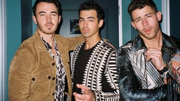 Jonas Brothers dan Karol G Praktik <i>Social Distancing</i> Lewat Video Musik <i>X</i>