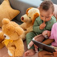Terlalu Sering Main Gadget, Anak Bisa Alami Keterlambatan Bicara
