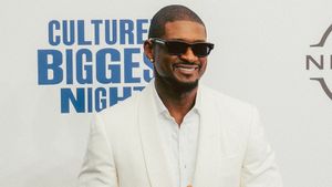 Usher在2024年BET奖上获得奖项时发出了感人的信息