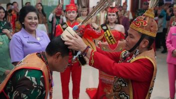 Kunker To Central Kalimantan, TNI Commander Receives Dayak Customary Honorary Title