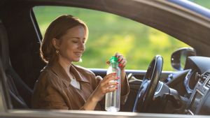 Bahaya Minum Air dalam Botol Plastik yang Lama Disimpan di Mobil