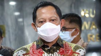 当PDIP质疑Apdesi对Jokowi的3期支持时，内政部长Tito 'Pasang Badan'解释了坐下的问题