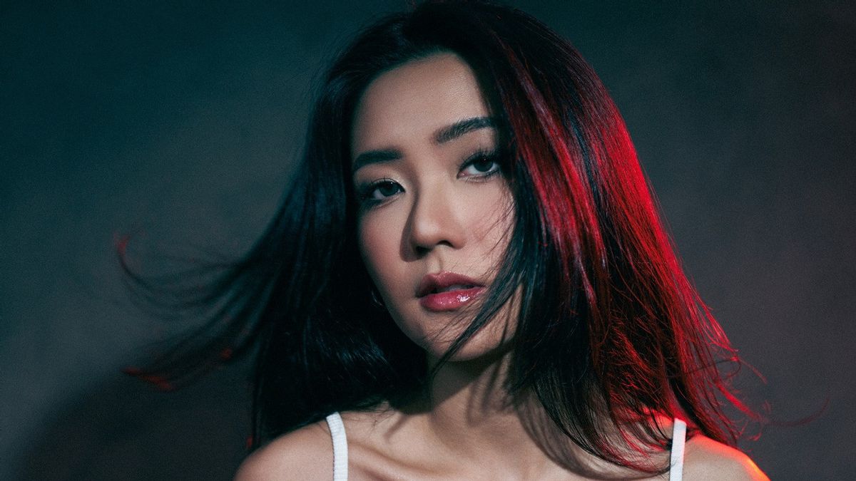 Rilis <i>Dopamine</i>, Rachel Cia Debut sebagai Penyanyi dengan Moniker RACH? 