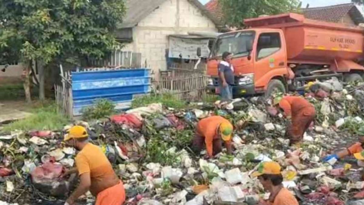 90吨垃圾堆积在皮桑甘坦汶河500米处，由DLH Bekasi运输3天