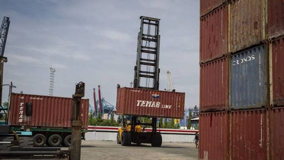 The Ministry Of Industry Complains That The Slow Customs And Excise Reply To Letters About The Contents Of 26,415 Containers Had Been Detained