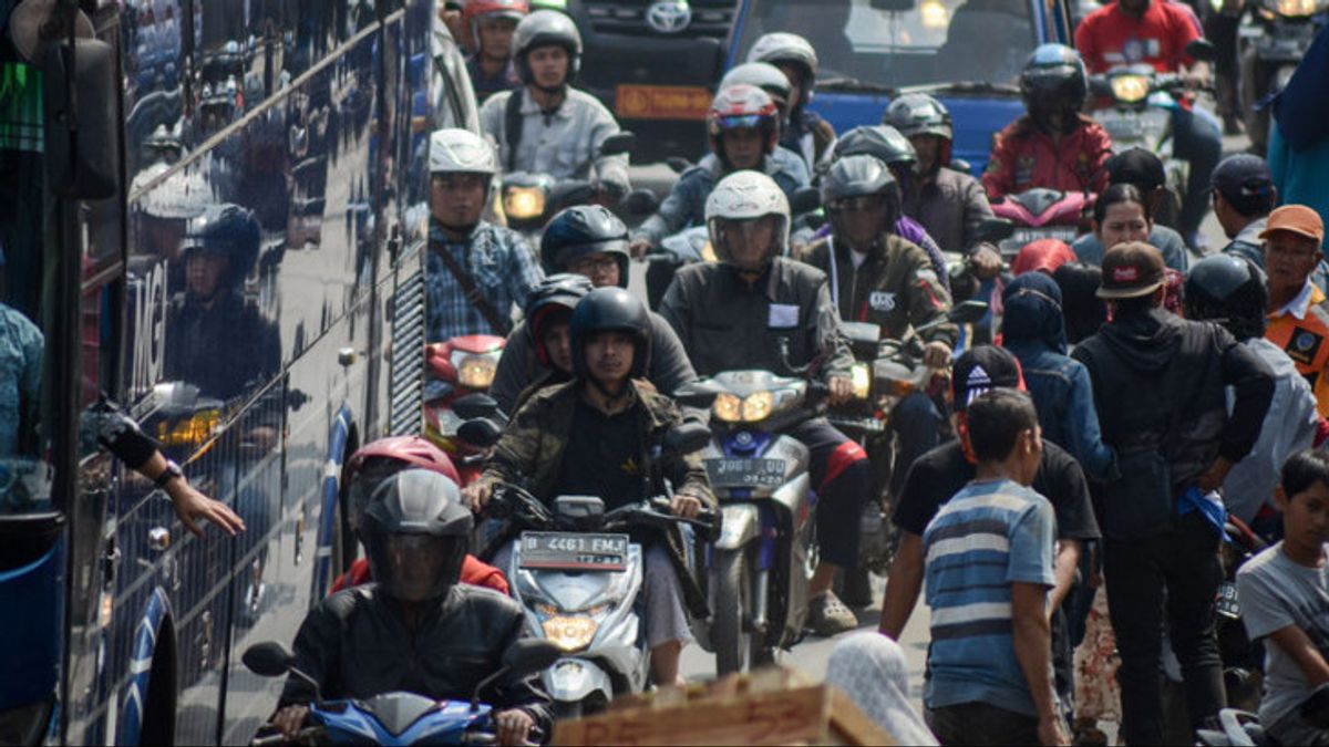 West Java And Central Java Homecomers Start Crowding The Cianjur Line, Police Urge To Avoid Traffic Jams In West Bandung