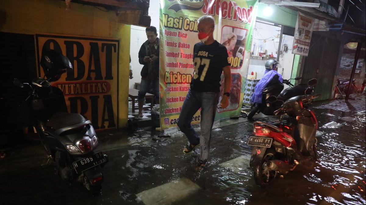 Inondation De La Revue Ganjar Du Nouvel An à Semarang, Sandales Même Jebol