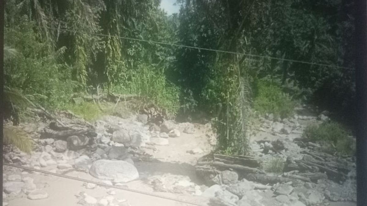 Il y a 2 jours, l'eau de la rivière Batang Nango dans l'ouest de l'Indonésie est boueuse, perturbée et sentante de terre.