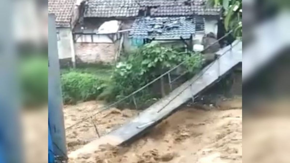 パシルジャンブ・バンドンの橋が大雨で川の氾濫で崩壊