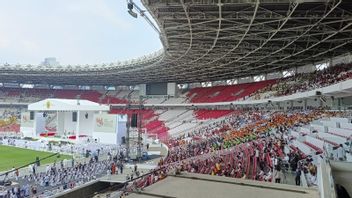 Thursday Afternoon, Thousands Of Catholics Begin To Crowd GBK Stadium