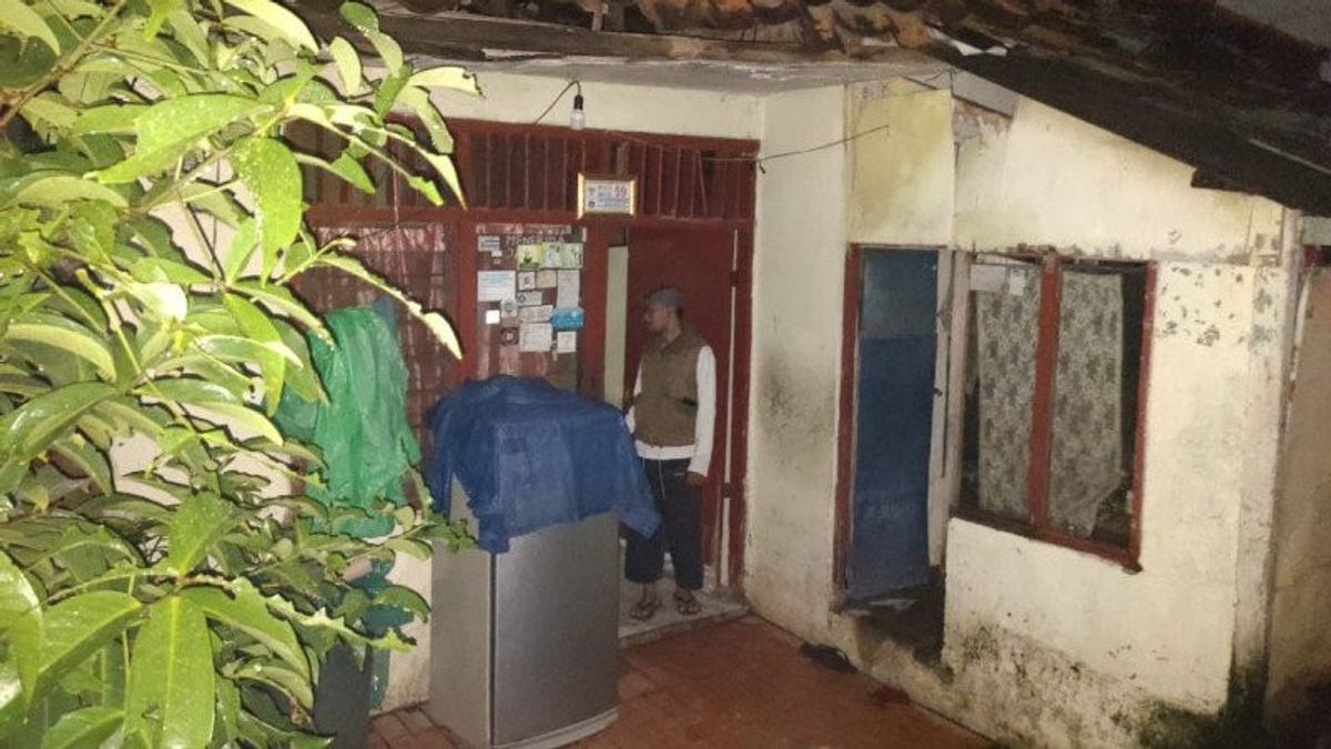 One Resident's House Was Damaged Due To Landslides In East Pejaten, Kitchen And Bathroom Collapsed