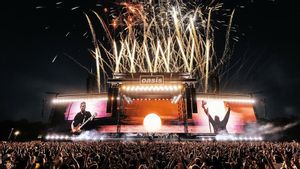  Tak Punya Tiket, Siasat Penggemar Nonton Konser Oasis dari Pub Seberang Venue
