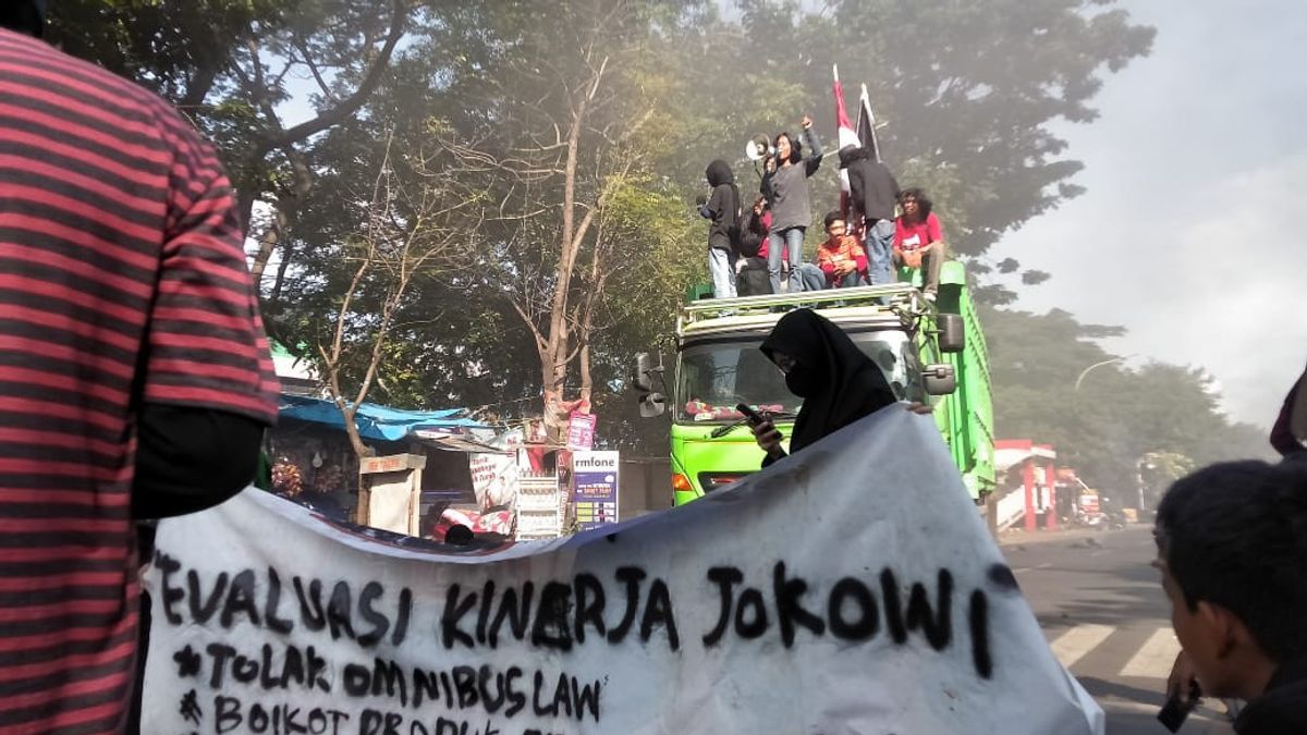 Foules à Alauddin Makassar Pneus Brûlés Manifesté, Appelant à Boycotter Français Produits