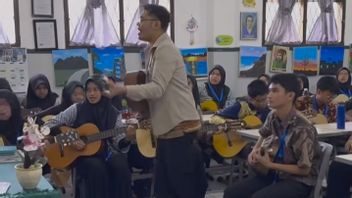 艾伦·沃克(Alan Walker)在棉兰的老师和学生演唱歌曲《Who I Am》的视频做出了反应