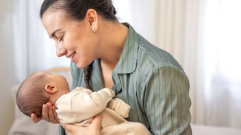 如何安全舒适地抱婴儿：新手父母指南