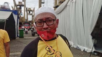 Husband Of SJ-182 Sriwijaya Air Victims Goes To JICT II Command Post, Finds His Wife