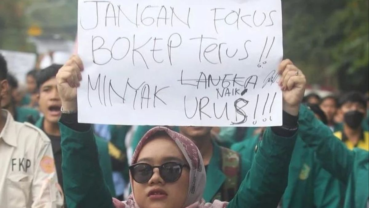 Mahasiswa Tuntut Pemerintahan Jokowi Sambil Bawa Poster Bertuliskan “Jangan Fokus Bokep Terus, Minyak Langka, Naik, Urus!!!”