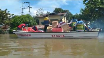زيارة ضحايا الفيضانات على ضفاف كابواس كالبار، صاح منسوس ريسما في وجه السكان الذين طلبوا الملابس