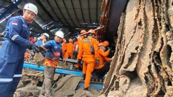 Bati-bati Kalsel的橡胶厂倒塌，7名员工撤离，1人仍被困 