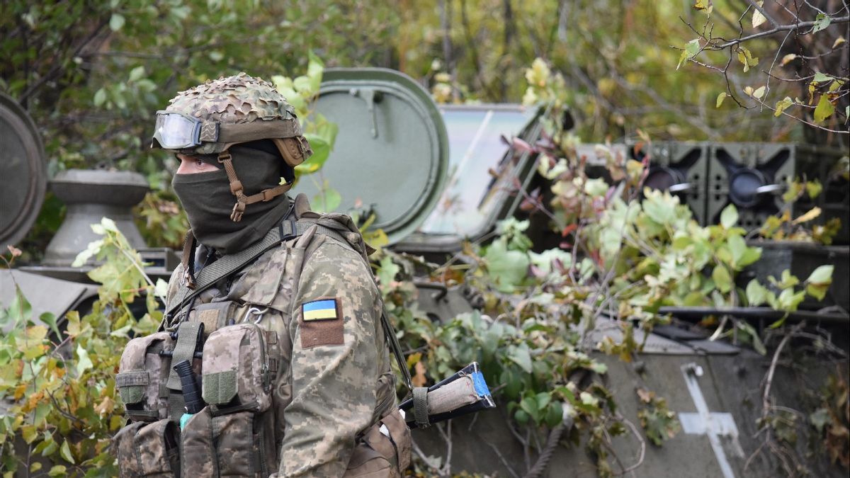 Ukrainian Military Says Bakhmut Battle Drains Russia's Best Army Unit