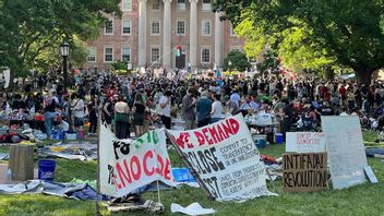경찰이 미국 컬럼비아 대학교의 친팔레스타인 시위대 캠프를 짓밟고 여러 학생을 체포했습니다.