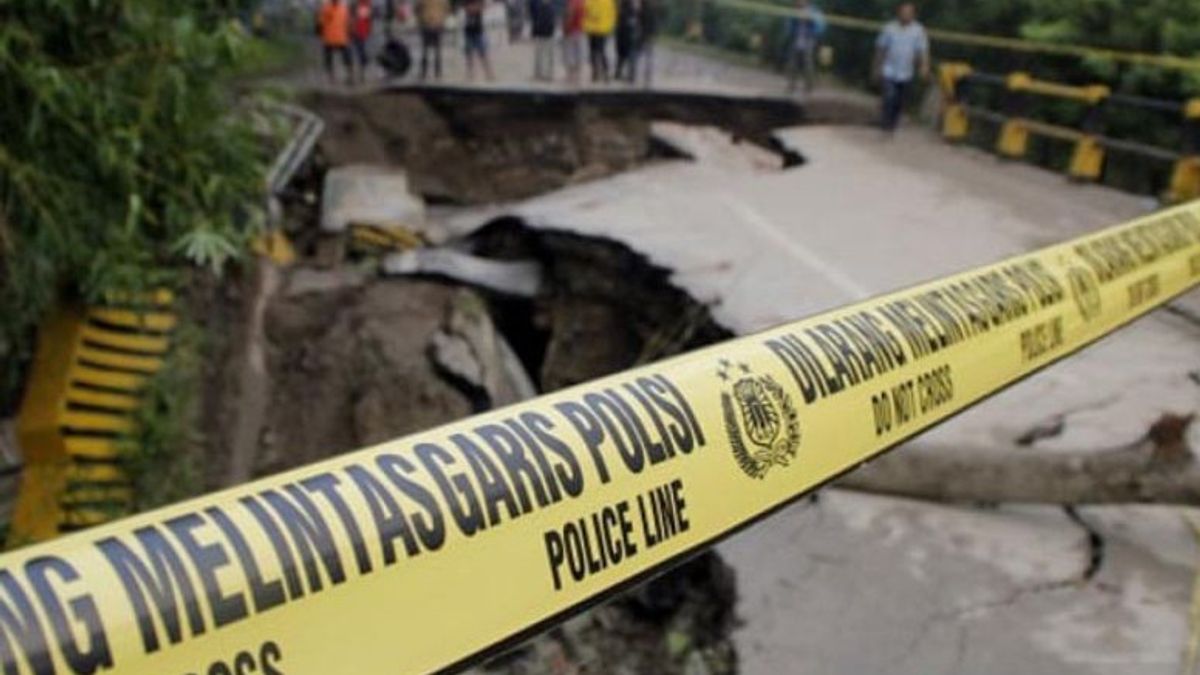 The Southern Passage Of Timor Island Is Broken Due To Floods