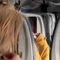 Viral Rambut Wanita Ditempeli Permen Karet oleh Penumpang Lain karena Halangi TV di Pesawat