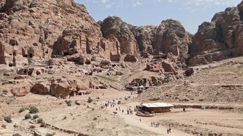 Des Véhicules électriques Pour Remplacer Les Chevaux Et Les Mules Dans L’ancienne Ville De Petra En Jordanie