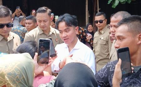 Usai Pembekalan di Akmil Magelang, Gibran Sempatkan Bagikan Susu di Pasar Gotong-royong