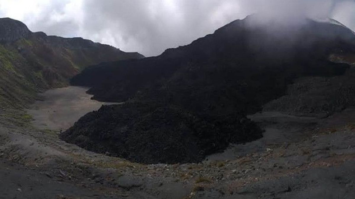 住民は、イル・レウォトロク山の噴火物質の氾濫に注意するよう求められています