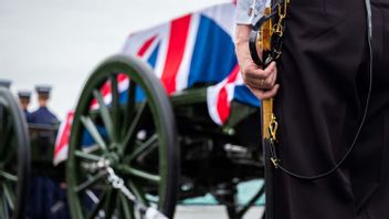 ほとんど反抗した馬から始めて、海軍兵士によって描かれたイングランド王の遺体を運ぶ大砲列車の始まりです