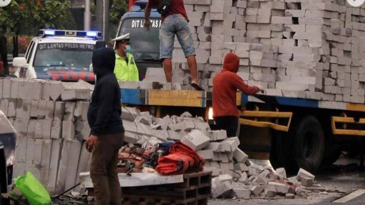 Pour Cette Raison, La Rue Gatot Subroto S’est Bloquée Longtemps Ce Matin