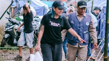 Awkarin Becomes A Cianjur Earthquake Volunteer, Help Prepare Refugee Food