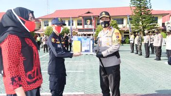 Polda Kalsel Bagikan Sejuta Masker-Seribu Paket Sembako untuk Warga Terdampak COVID-19