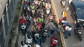 Pemotor Rusak Pembatas Jalur Busway saat Terjebak Kemacetan Cengkareng