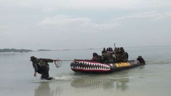 尤多·马戈诺海军上将回顾在贝里通举行的两栖海上演习：TNI士兵必须在任何条件下做好准备