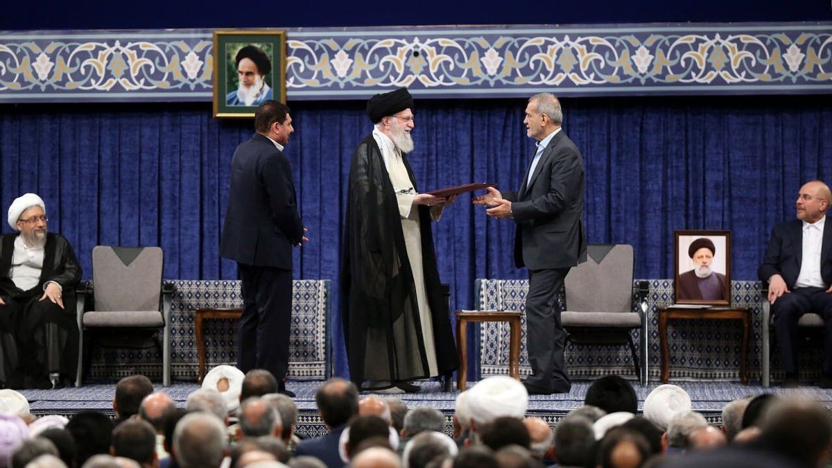 L'ayatollah Ali Khamenei confirme que Pezeshkian est président de l'Iran, inauguration a eu lieu mardi