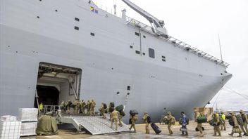 23 فردا على متن سفينة حربية من سفينة HMAS Adelaide الحربية الأسترالية تحمل مساعدات إلى تونغا مصابين ب COVID-19 