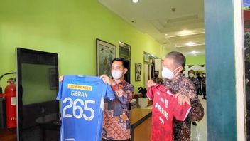 Gibran And Walkot Yogya Swap Jerseys Ahead Of The PSIM Match And That's Exactly What It Means