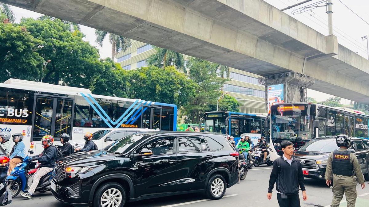 Terganggu Lihat Bus Transjakarta Parkir di Blok M, Pramono: Kami Tanggung Jawab Atur Supaya Tertib 