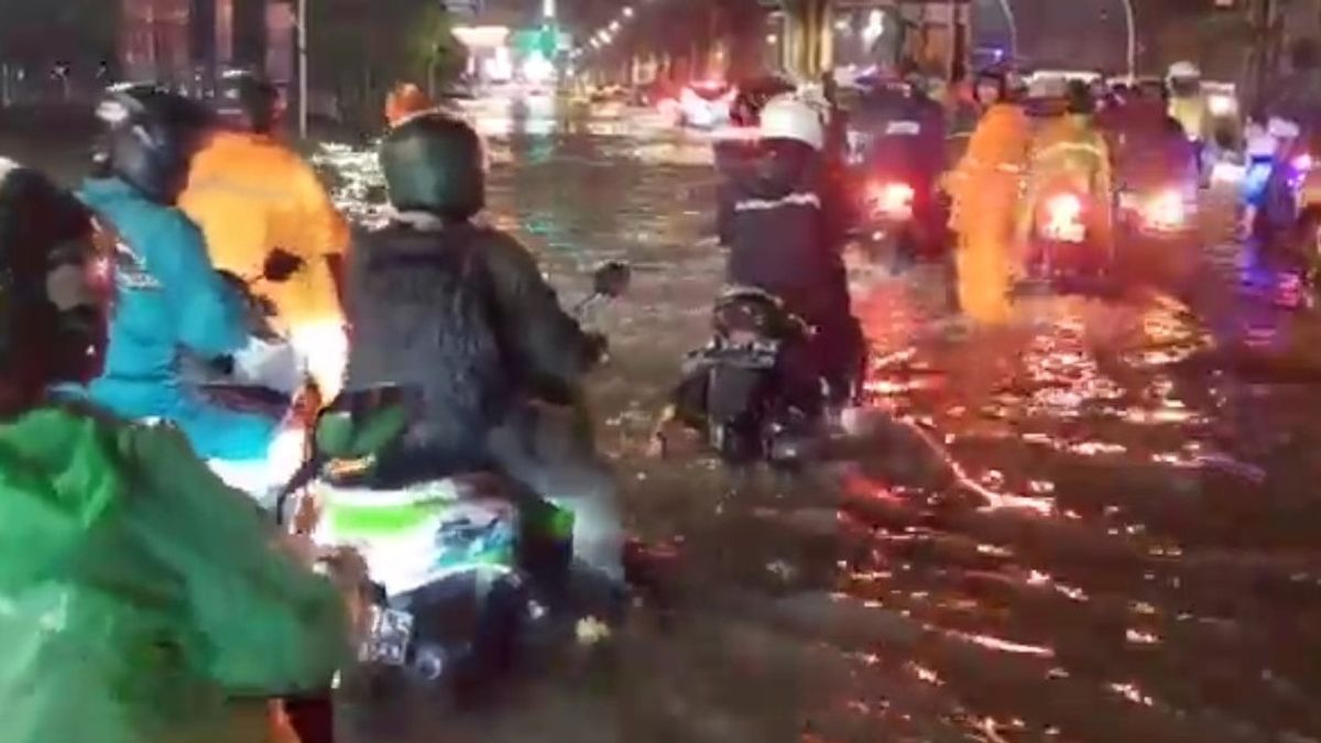 ジャラン・ジェンデラル・アフマド・ヤニ(バイパス)の洪水:交通渋滞のため、20分に慣れたバイクに乗ると2時間かかります