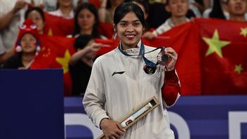 Gregoria Proud to be the First Athlete to Wear Special Podium Uniform Designed by Prabowo's Son