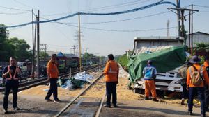 Harina列车在Kaligawe Semarang撞上卡车,司机当场死亡