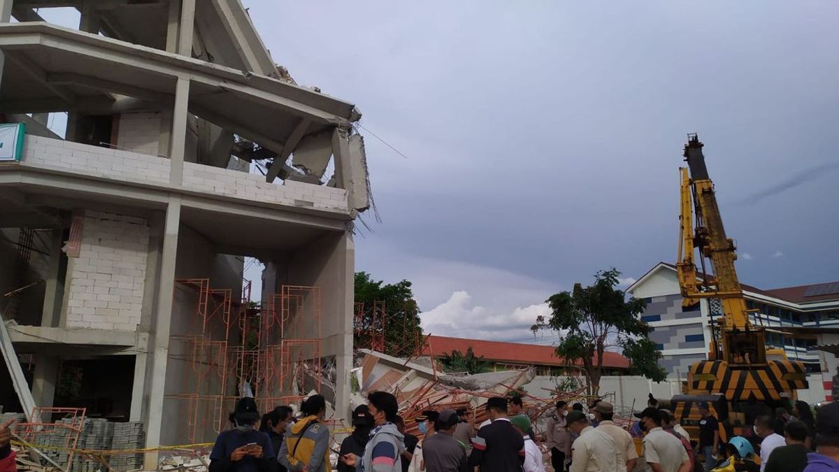 PTアディ・カリヤの崩壊した96高校プロジェクトジャカルタ、PTペンタ・レカヤサによって行われ、DPRDは補償を求める
