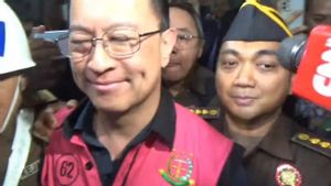 Tom Lembong Smiles After Being Named A Suspect In A Sugar Import Corruption Case