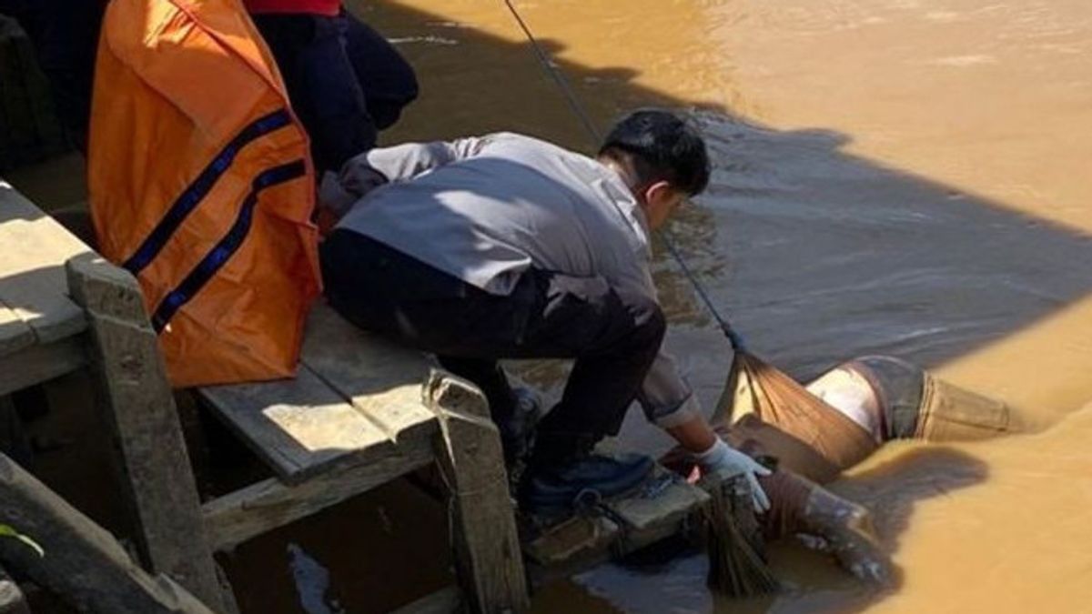 Wearing! The Body Of An Unknown Man Floating In The Waters Of Untung Island, Java