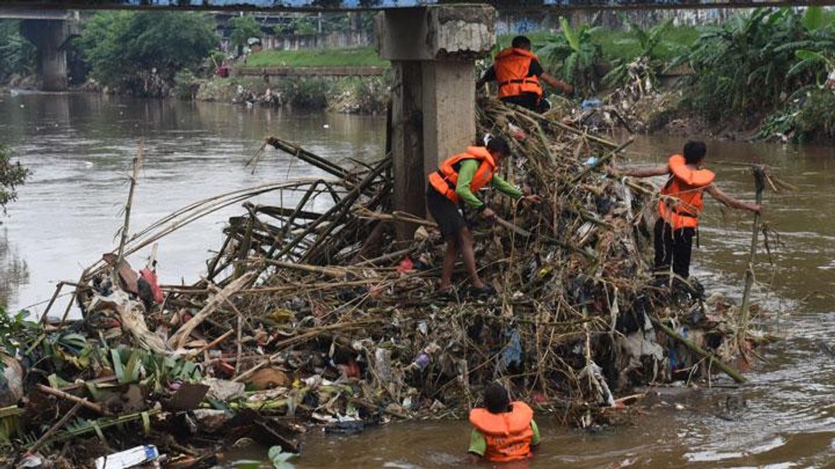 Prévenir les inondations sur Jalan Cakung-Cilincing, KBN Kuras Lumpur Hambat Aliran dans le réservoir Belibis