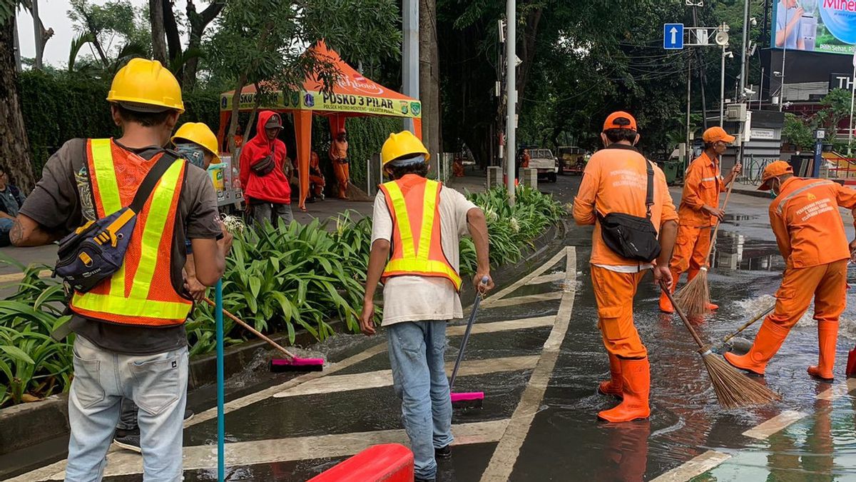 Bundaran HI Banjir: Palyja Pejompongan Duga Bocornya Pipa Ledeng Akibat Revitalisasi Halte Transjakarta Bundaran HI