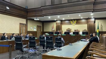Tax Client Rafael Alun Trisambodo And Consultant Presented By KPK Public Prosecutor At Session